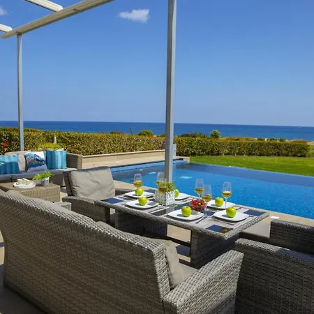 You And Your Family Will Love This Seafront Villa, 1540 Βίλα