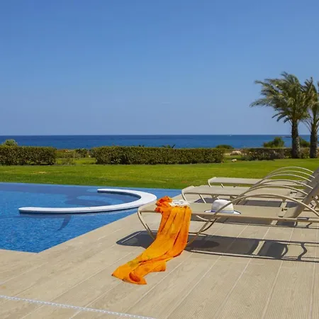 You And Your Family Will Love This Seafront Villa, 1540