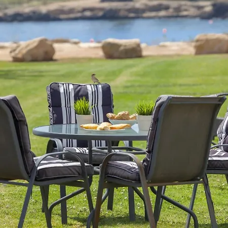 You And Your Family Will Love This Seafront Villa, 1540 Βίλα