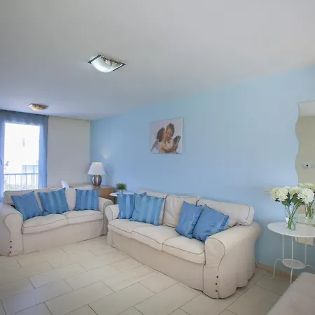 You And Your Family Will Love This Seafront Villa, 1540 Βίλα