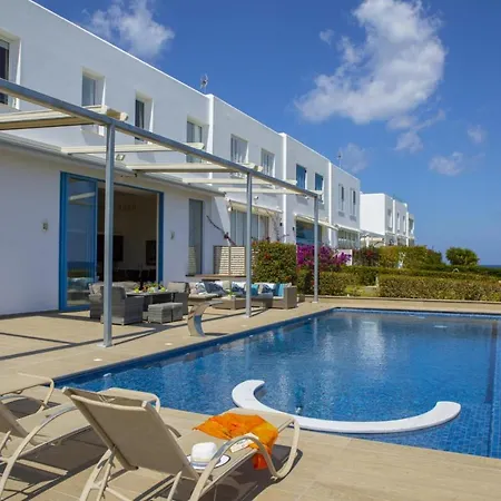 Villa You And Your Family Will Love This Seafront Villa, 1540 *