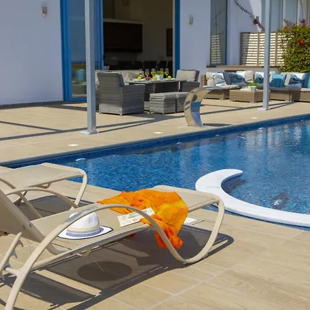 You And Your Family Will Love This Seafront Villa, 1540 ヴィラ プロタラス